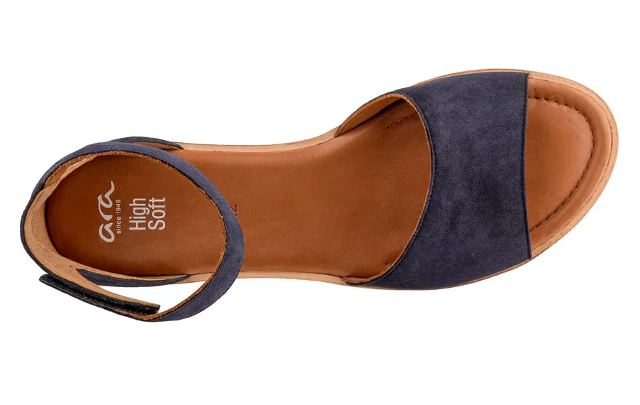 Ara Aisha Navy
