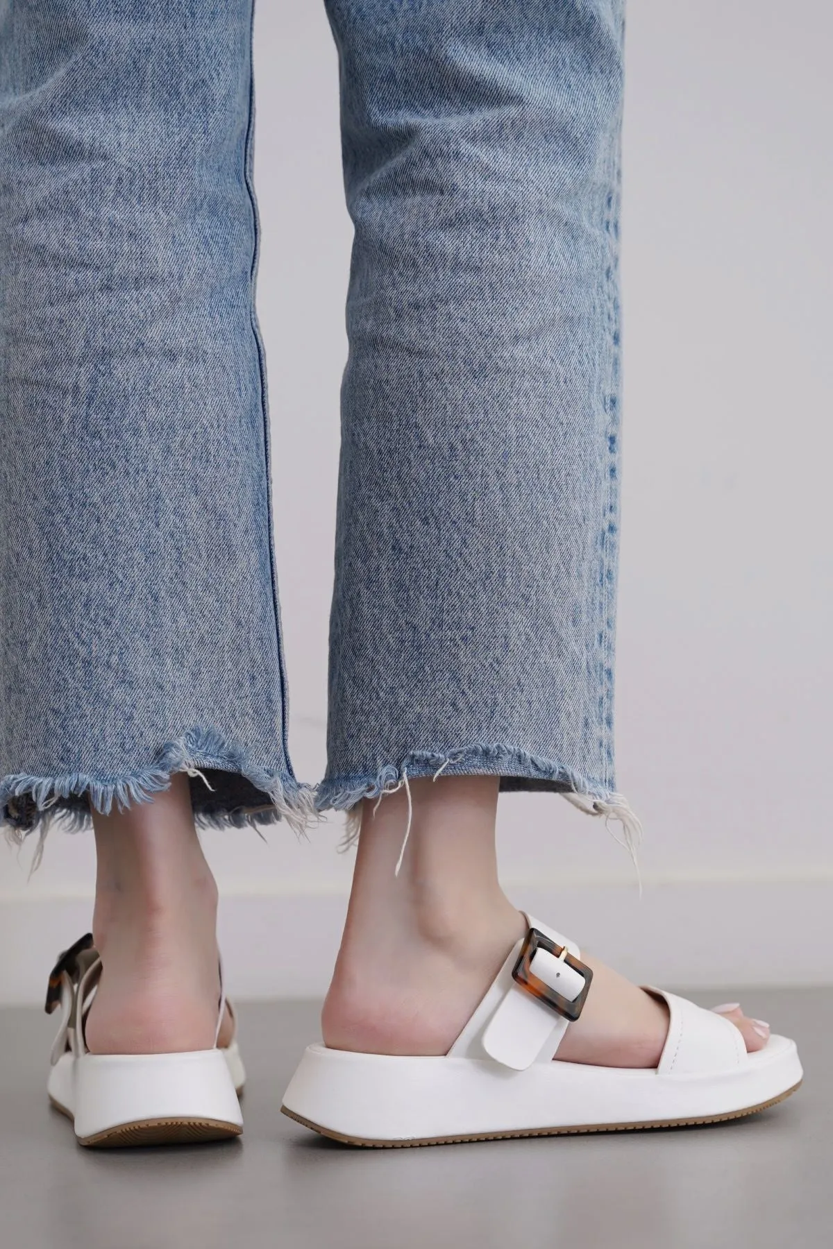 BUCKLE MAMA SLIDES