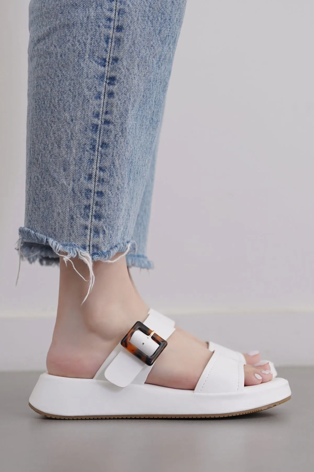 BUCKLE MAMA SLIDES