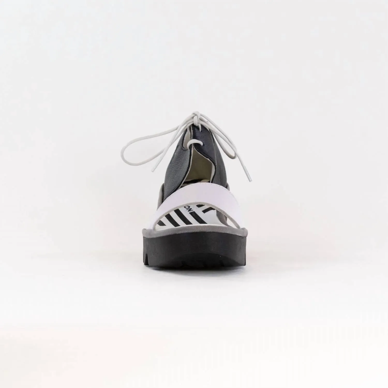 Women's Crossover Sandal In White/black