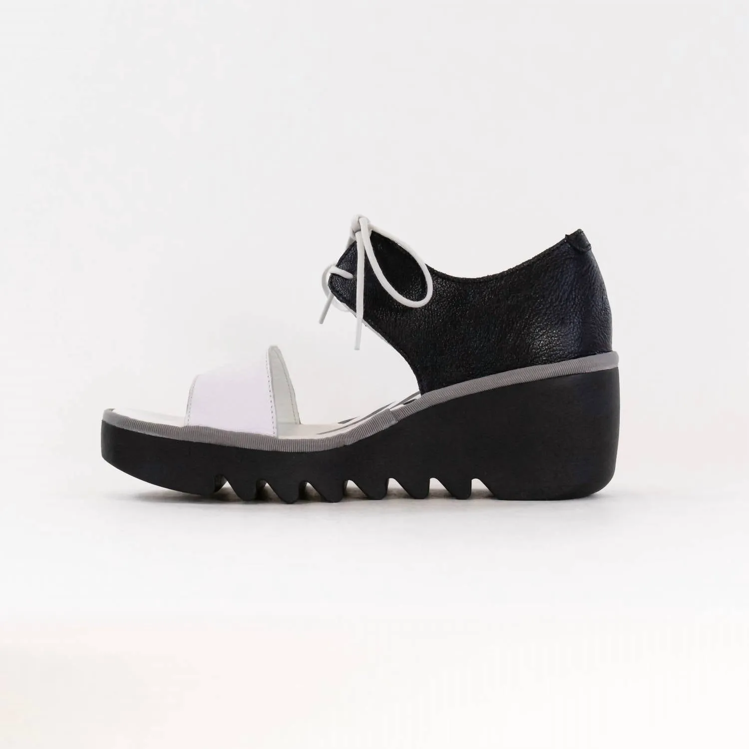 Women's Crossover Sandal In White/black