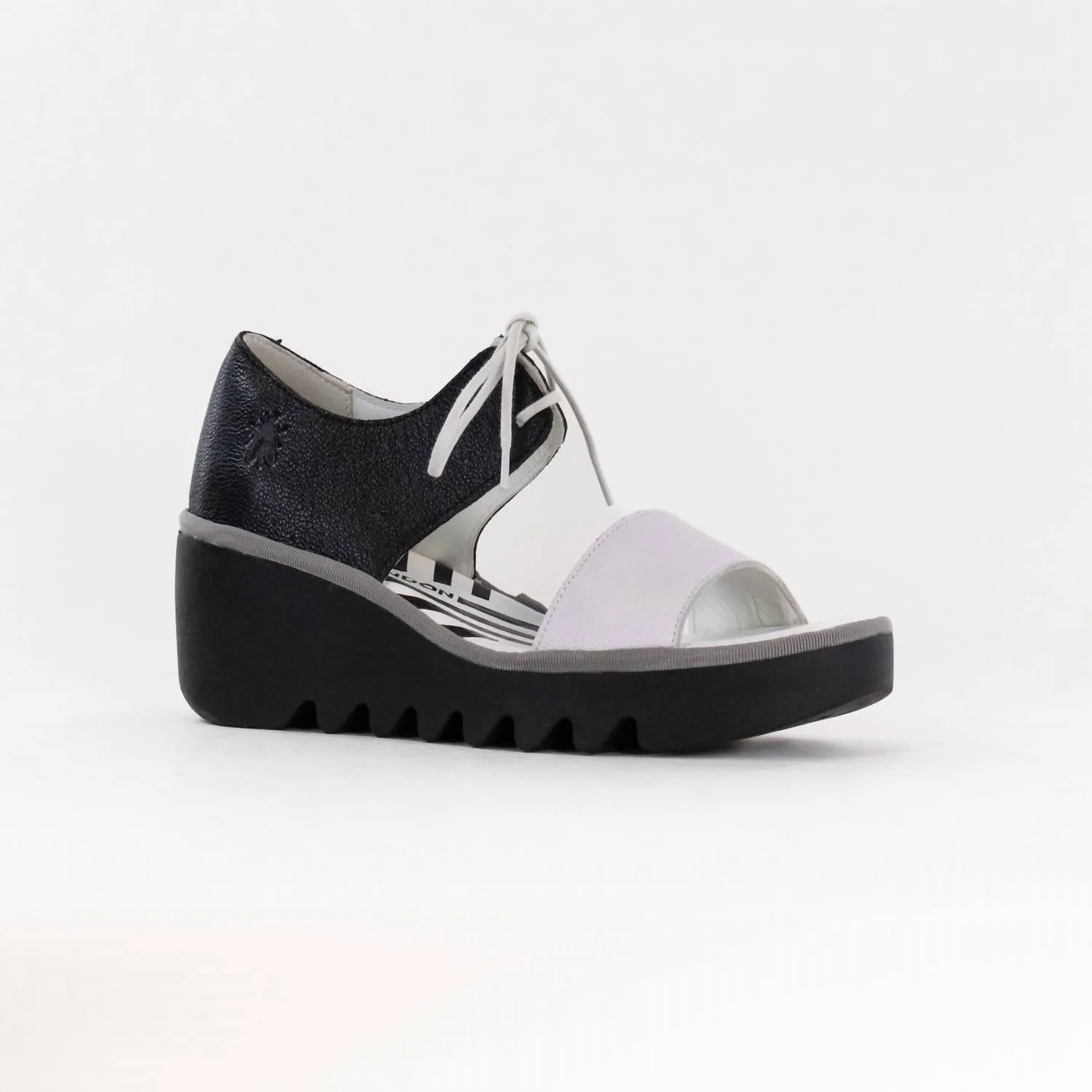 Women's Crossover Sandal In White/black