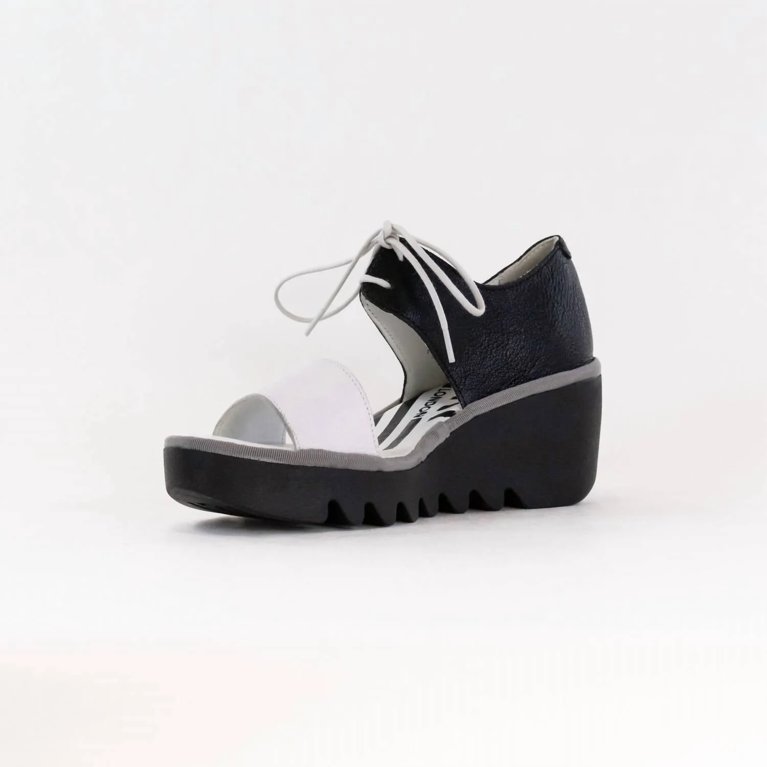 Women's Crossover Sandal In White/black