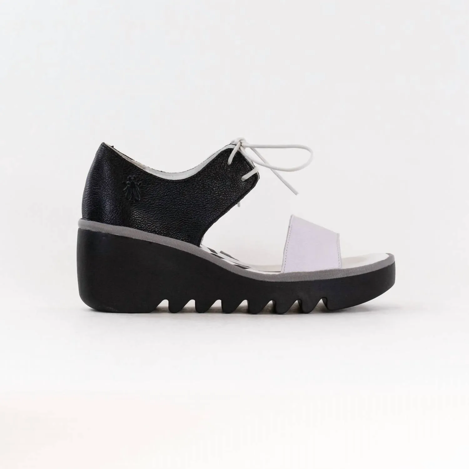 Women's Crossover Sandal In White/black