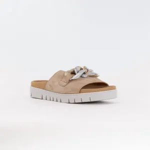 Women's Slip On Sandal In Caramel